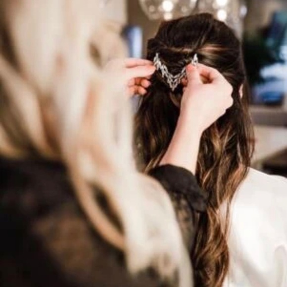 Rhinestone V Shape Hair Clip - Picture 2 of 9